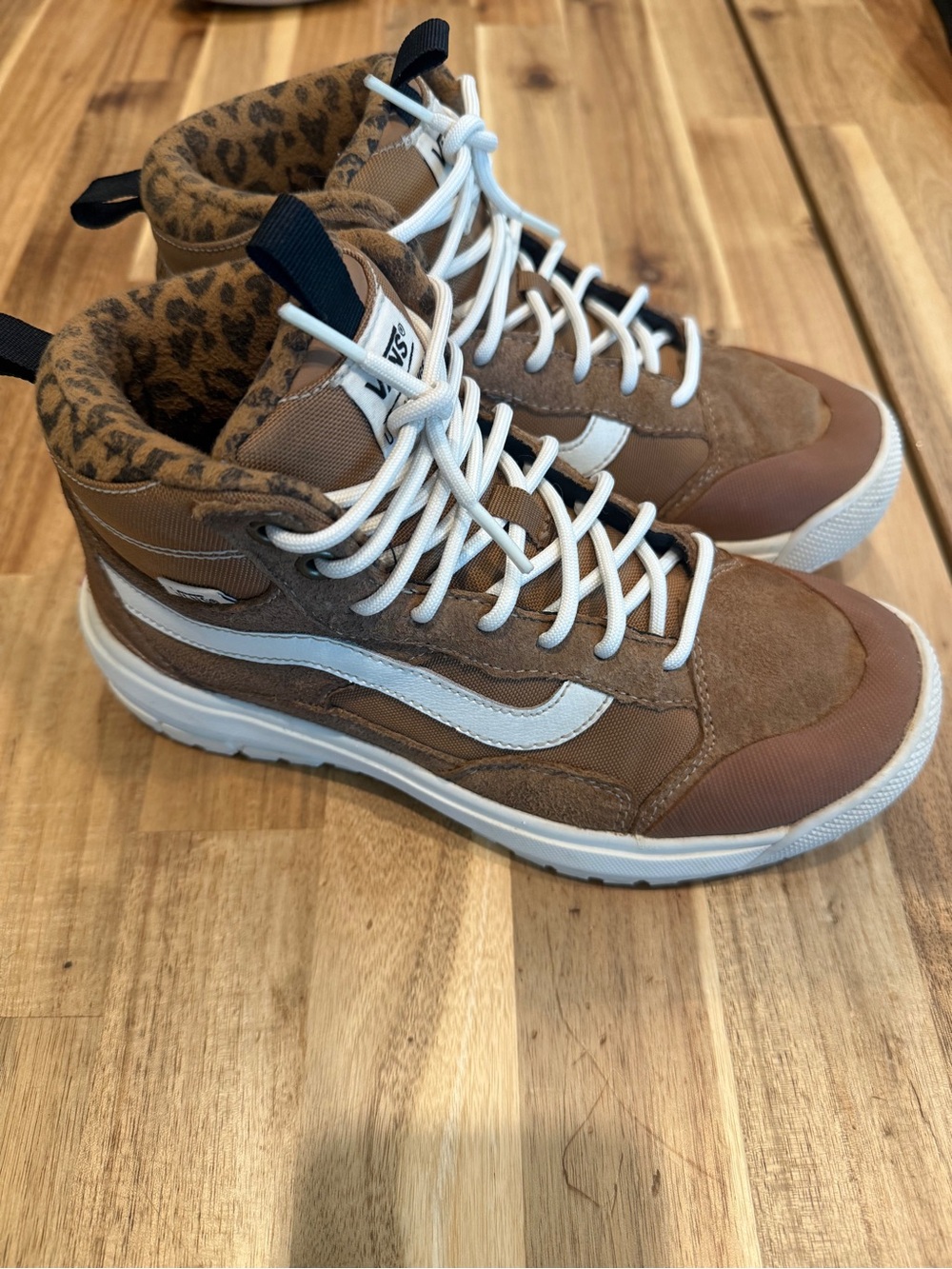 Women’s Vans MTE UltraRange Boots Brown High-Top  with White Accent